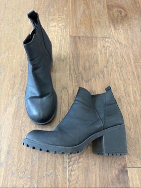 Dirty Laundry Women's Black Chunky Heel Chelsea Boot. Size 9.5